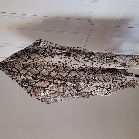 Calvin Klein snake print scarf 72" x 21" - Picture 9 of 9